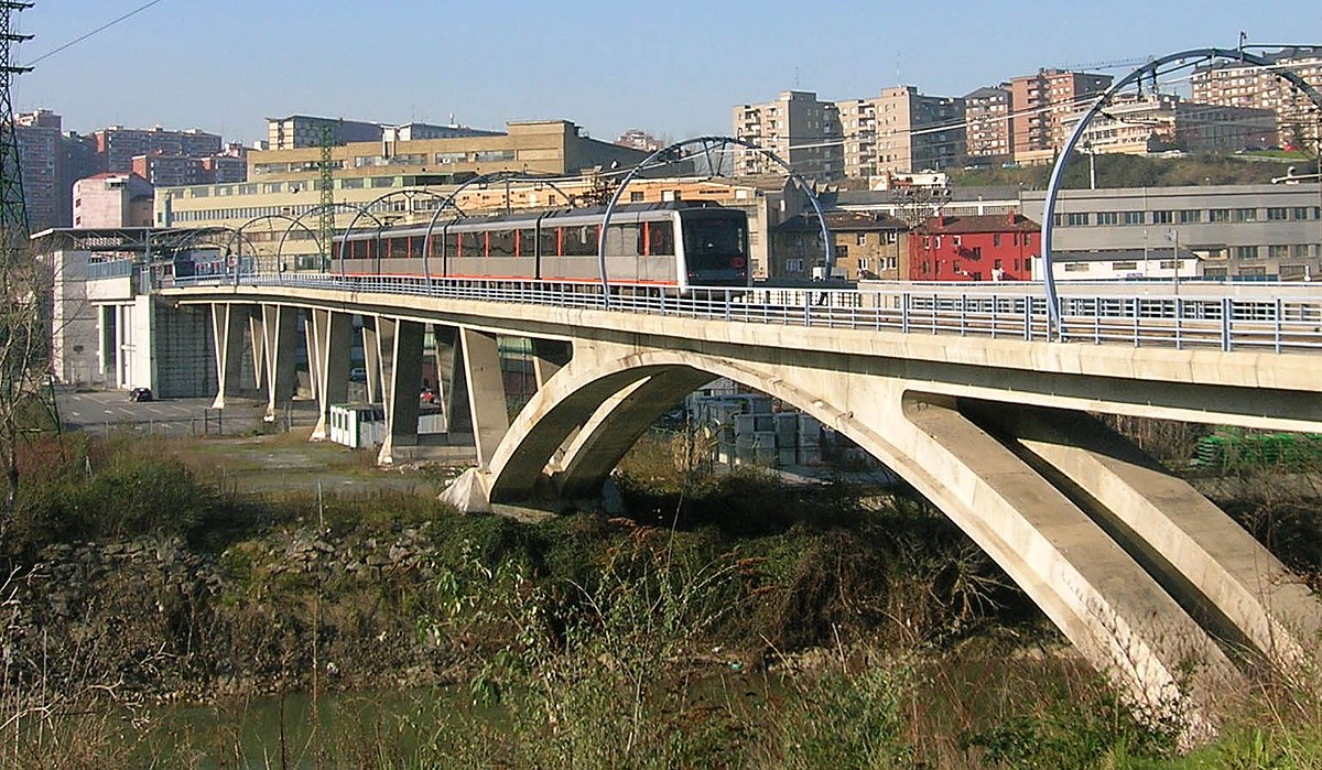Rame de métro quittant la station de Bolueta et se dirigeant vers le tunnel de Etxebarri