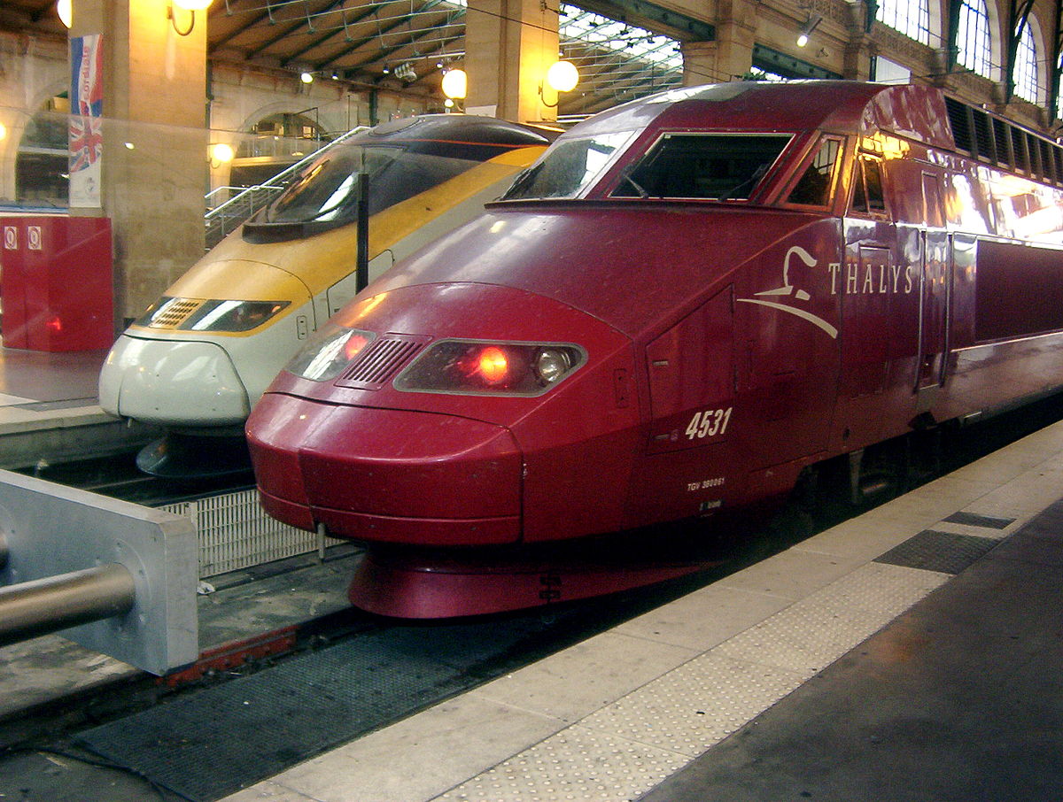 Une rame PBA et un eurostar en Gare du Nord.