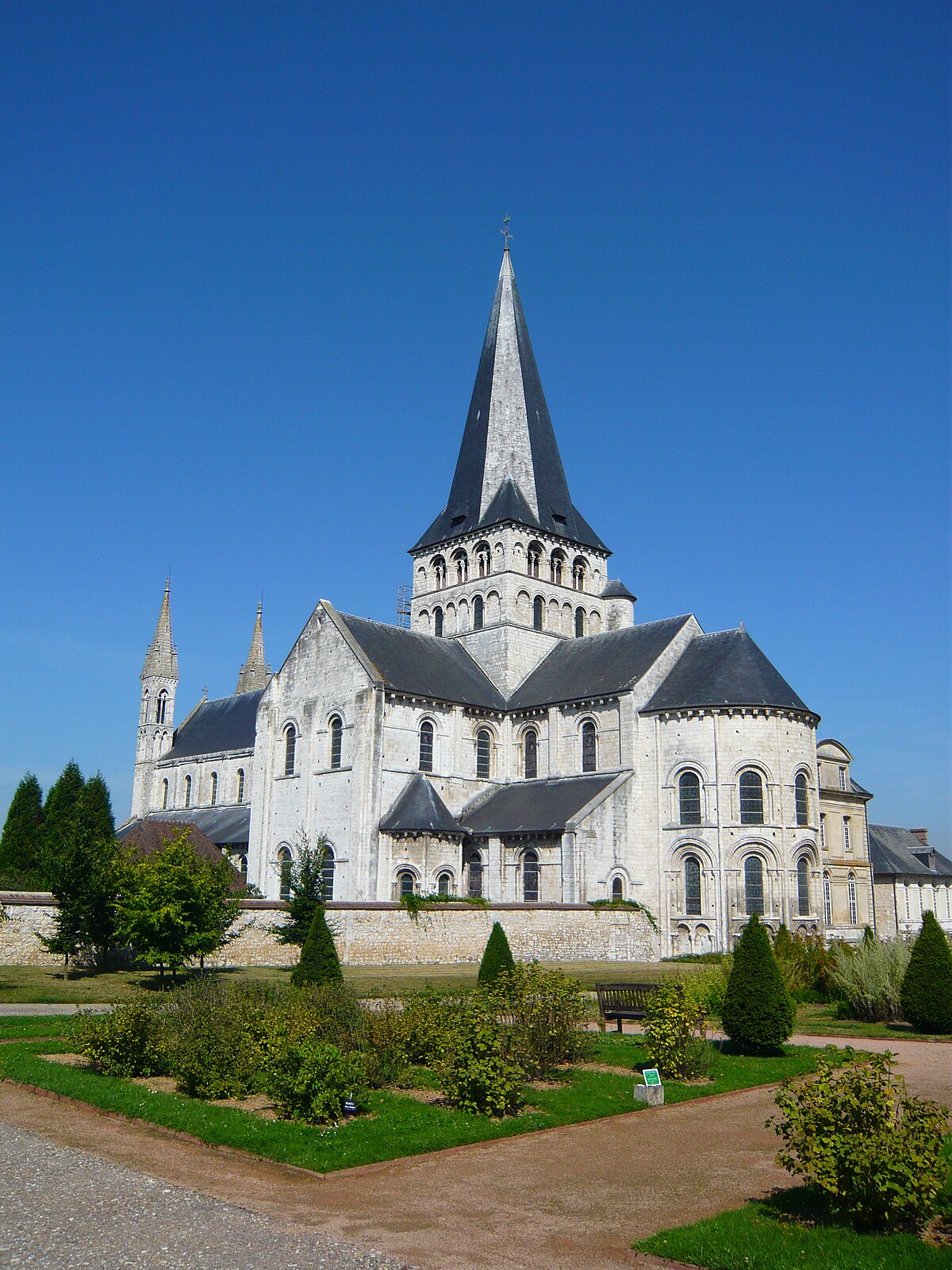 Exterieur Saint Georges Boscherville.jpg