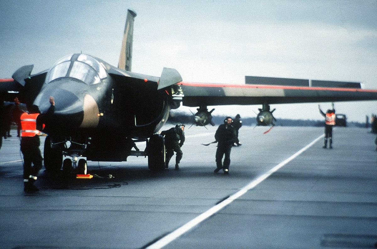 Un F-111 avant son décollage pour le raid sur la Libye