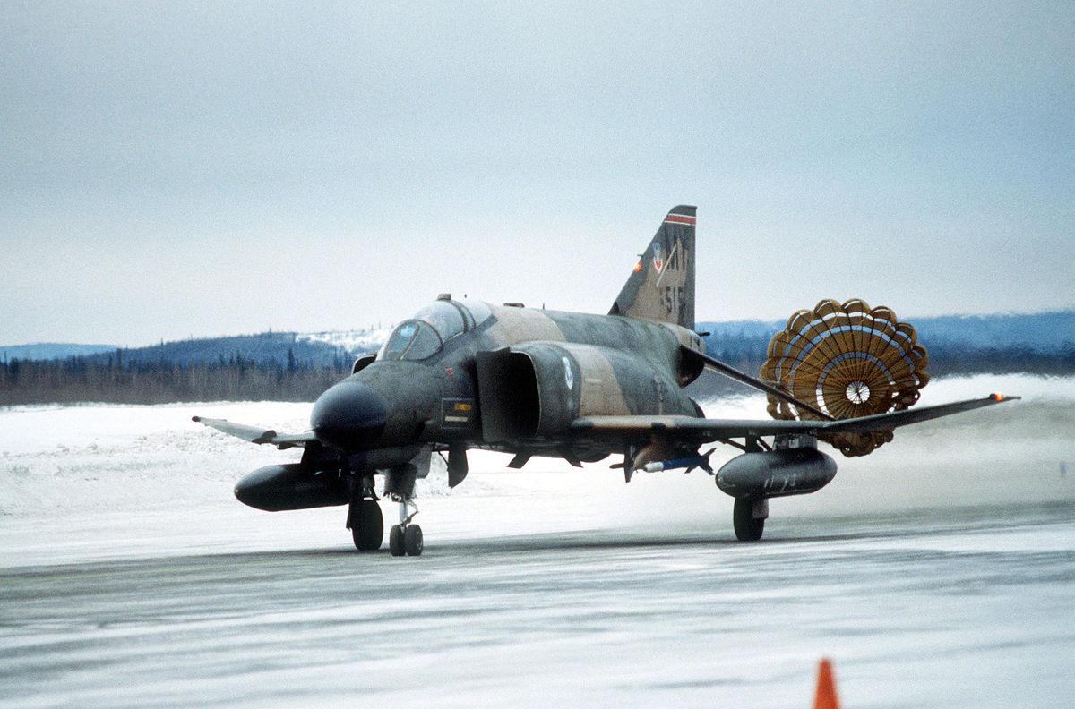 Un F-4 Phantom II utilisant son parachute de freinage