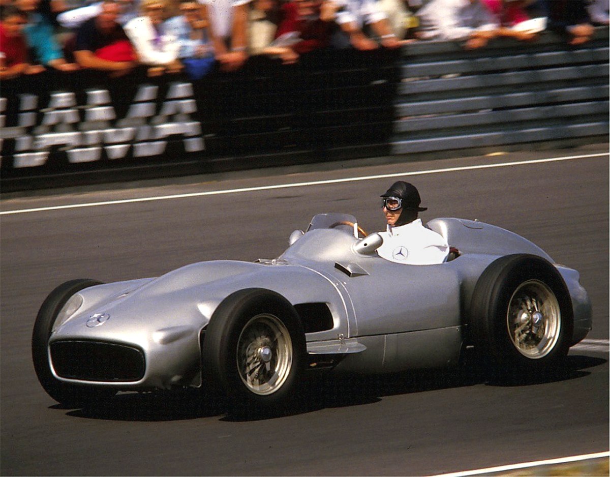 Course rétro de 1986 avec le quintuple champion du monde de Formule 1 Juan Manuel Fangio sur une Mercedes-Benz W196