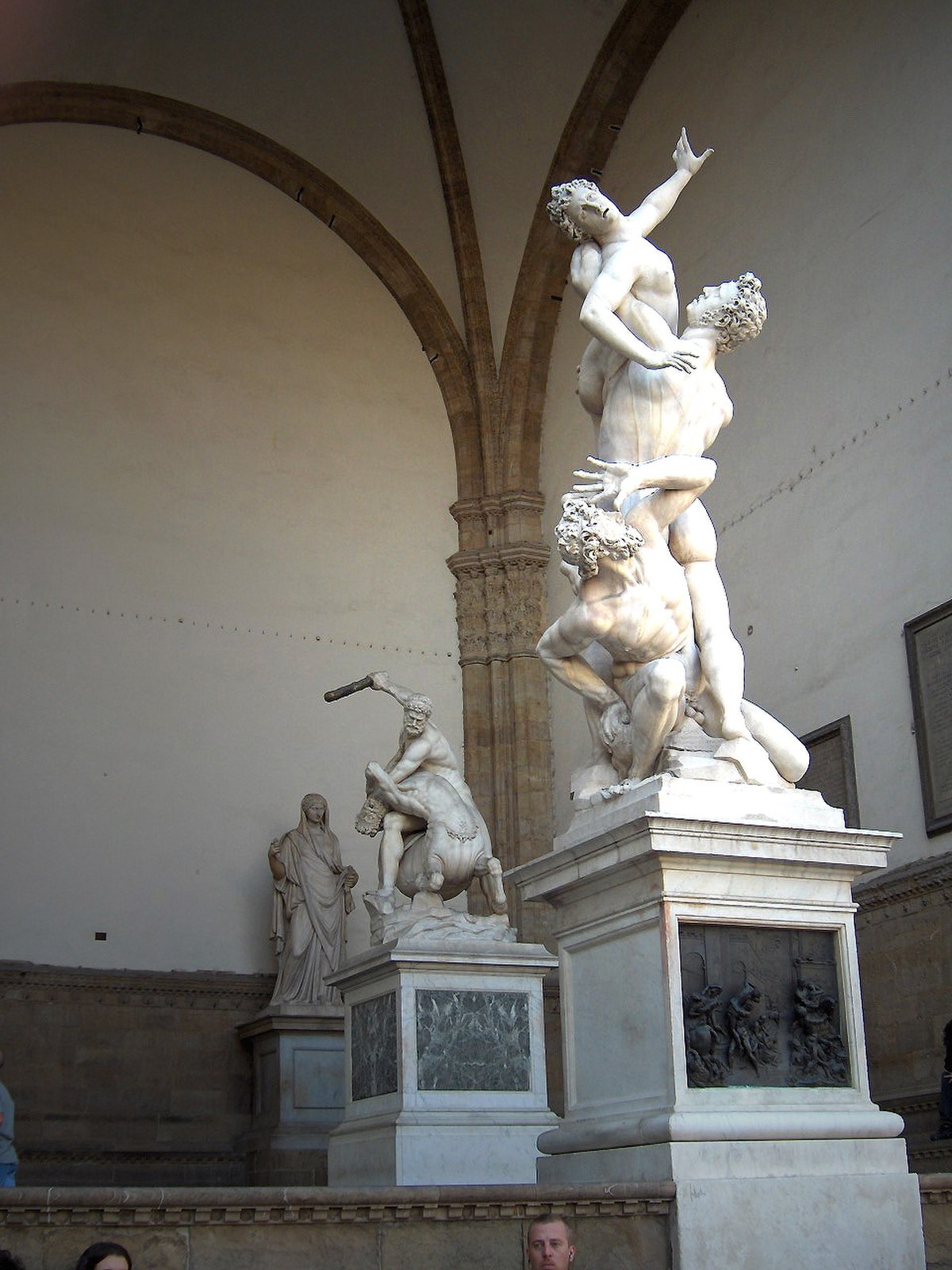 L'ensemble statuaire en situation dans la Loggia dei Lanzi, Florence, Italie.