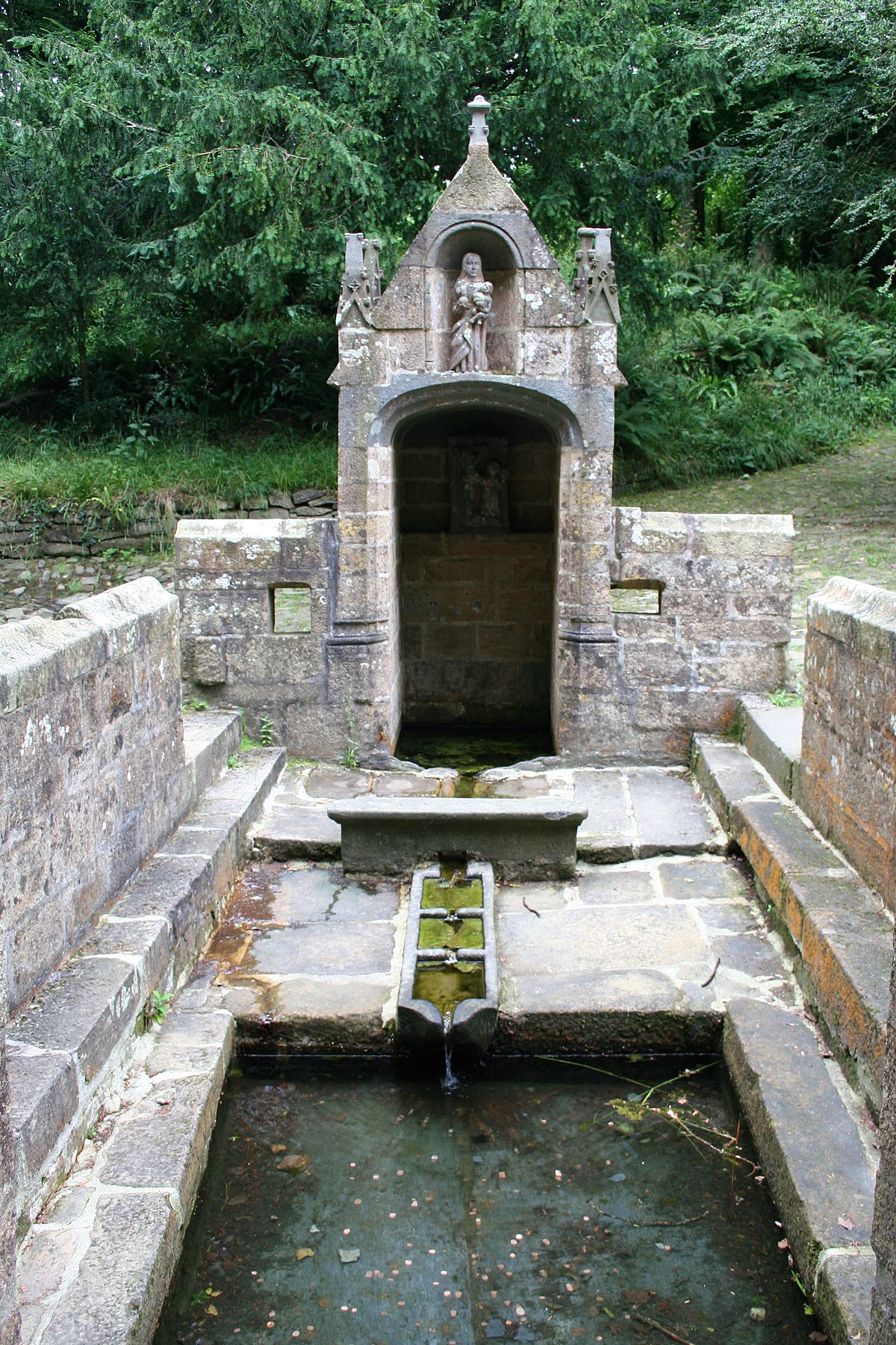 Fontaine du XVIe siècle de l'abbaye de Daoulas (Bretagne)