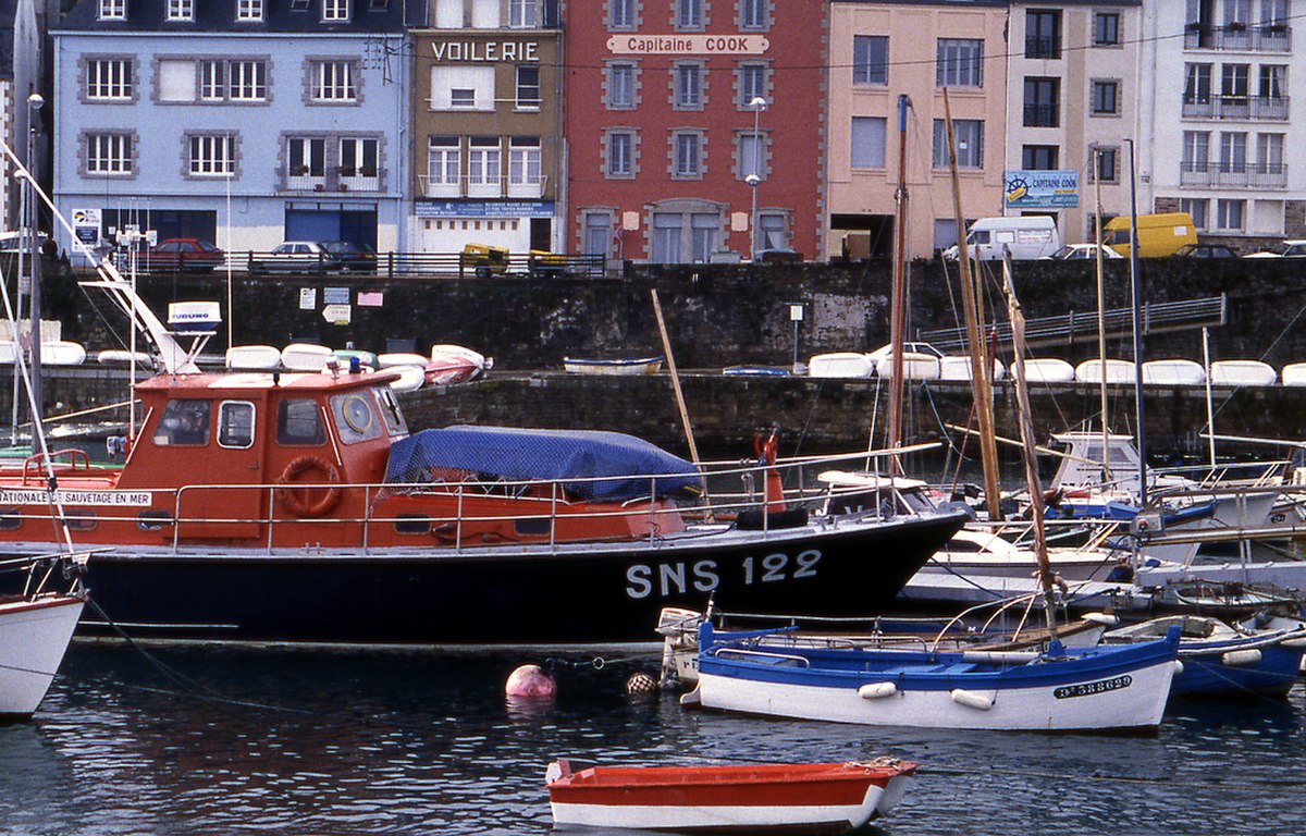 Vedette SNSM dans le port de Douarnenez