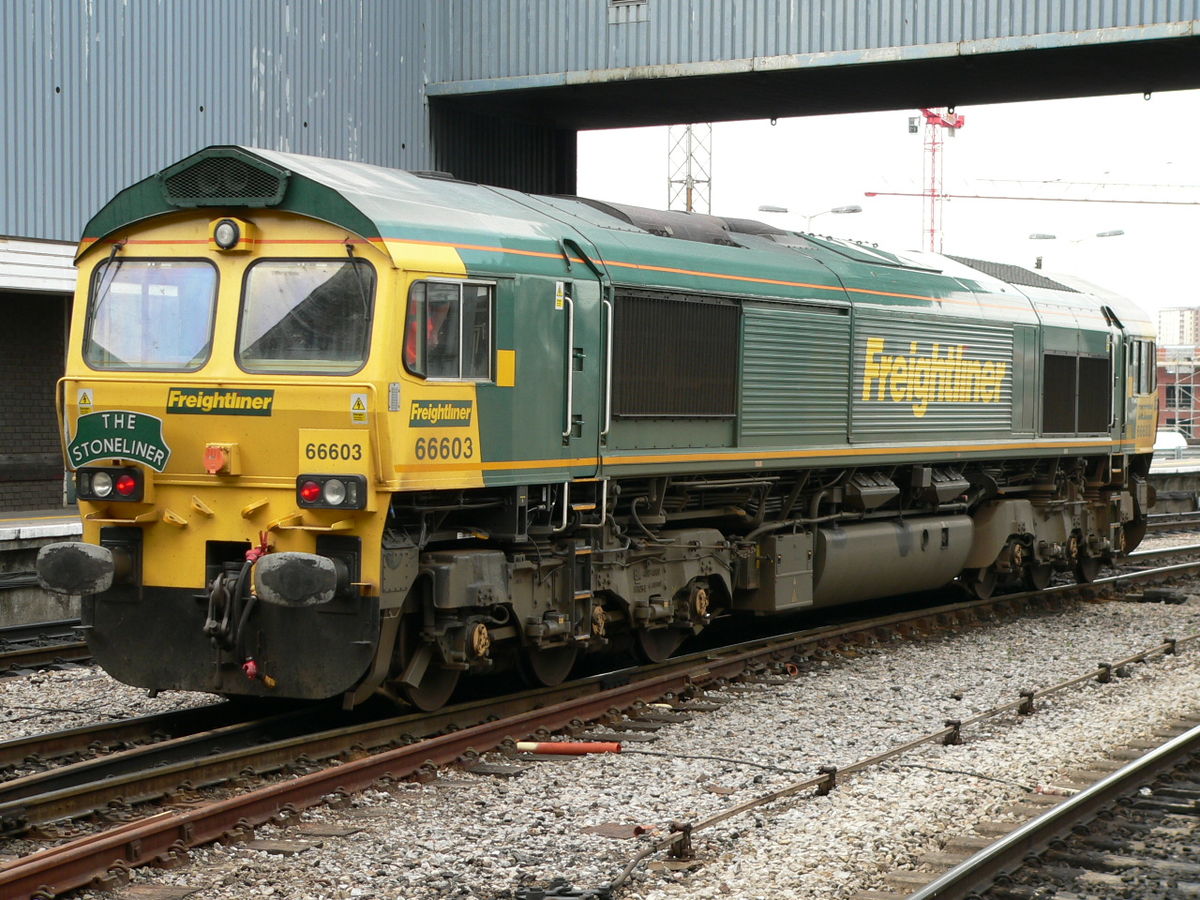 Locomotive n° 66603 à Bristol Temple Meads le 28 juin 2005. Cette locomotive porte l'ancienne disposition des feux lumineux.