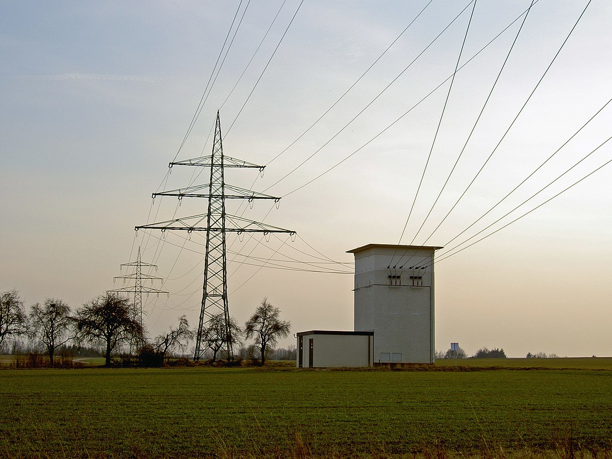 Câbles électriques haute tension plus un Transformateur électrique de distribution