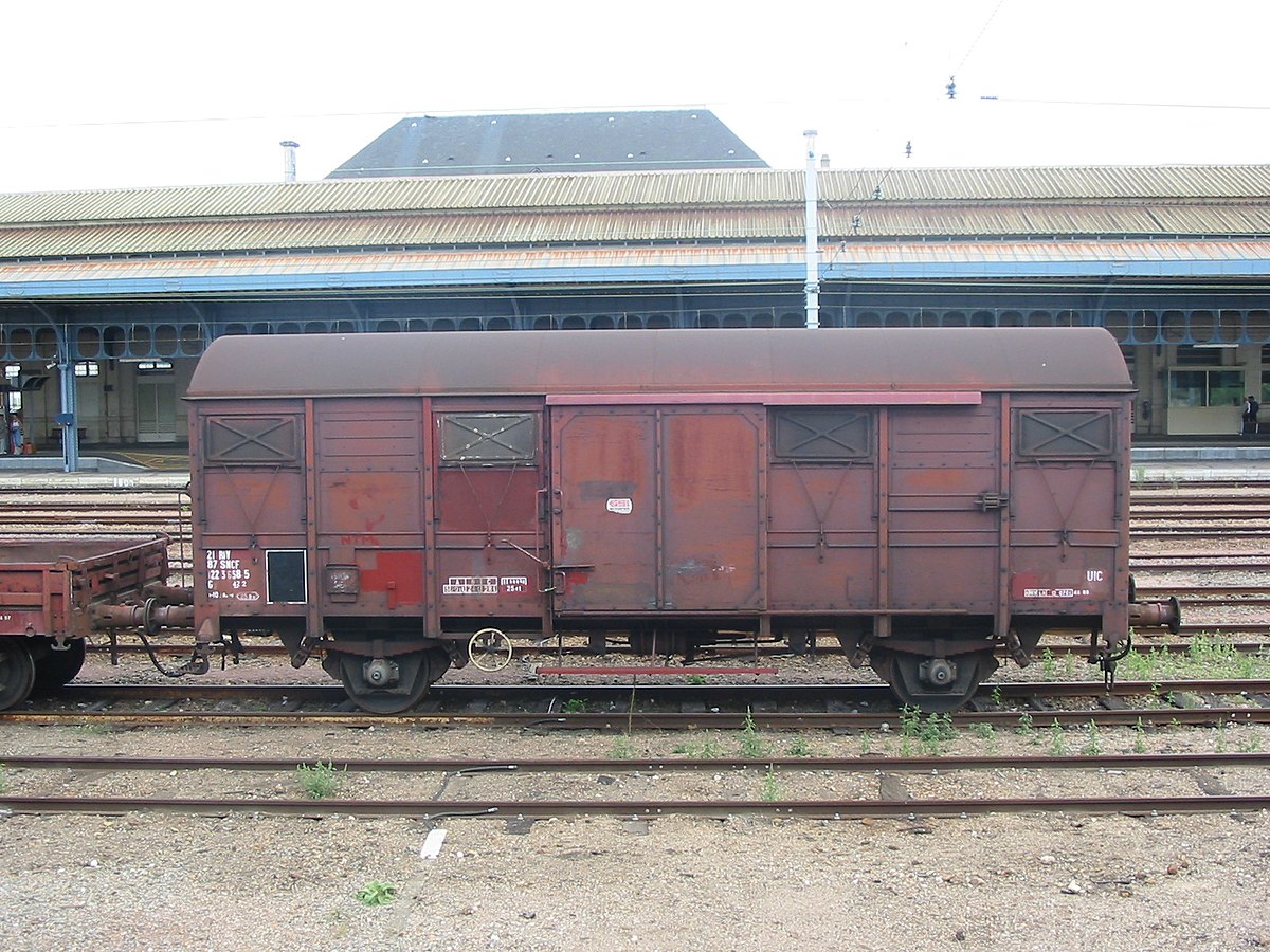Wagon couvert à deux essieux
