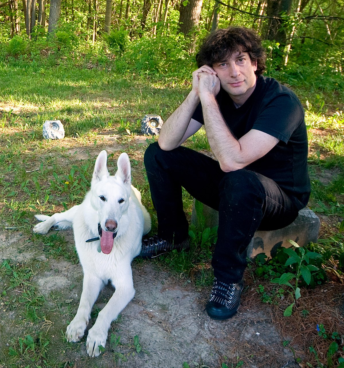 Neil Gaiman et son chien Cabal en juin 2009