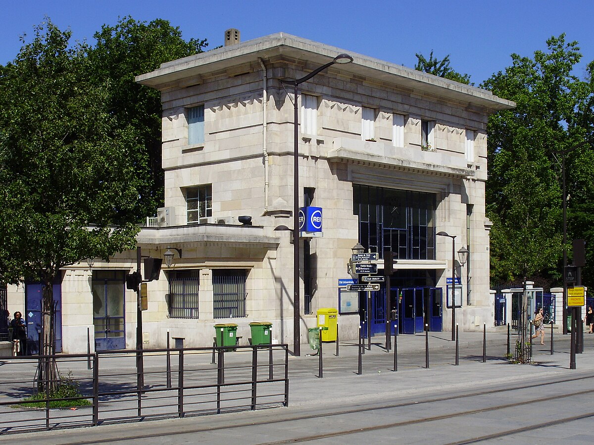 Entrée de la gare sur le boulevard Jourdan