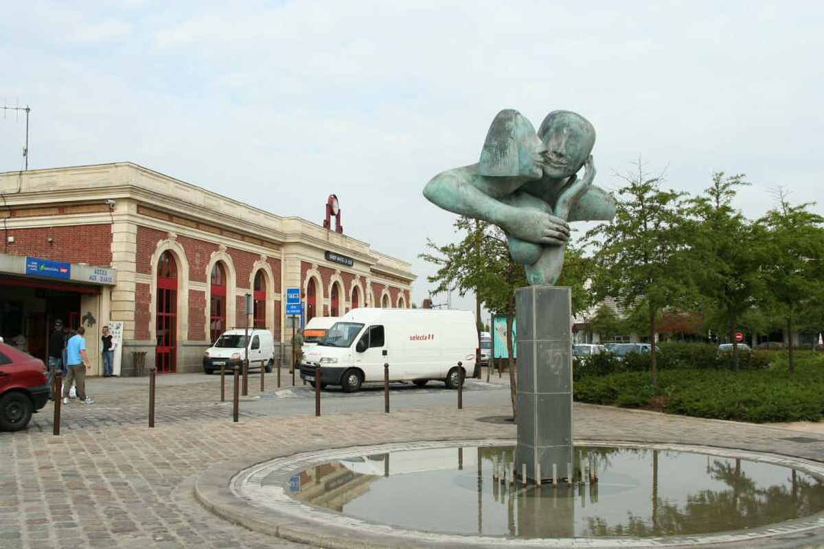 Façade sur la place du 8 mai 1945