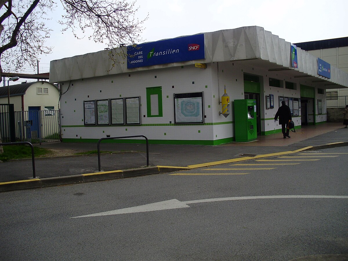 Bâtiment de la gare avec distributeur de billets extérieur