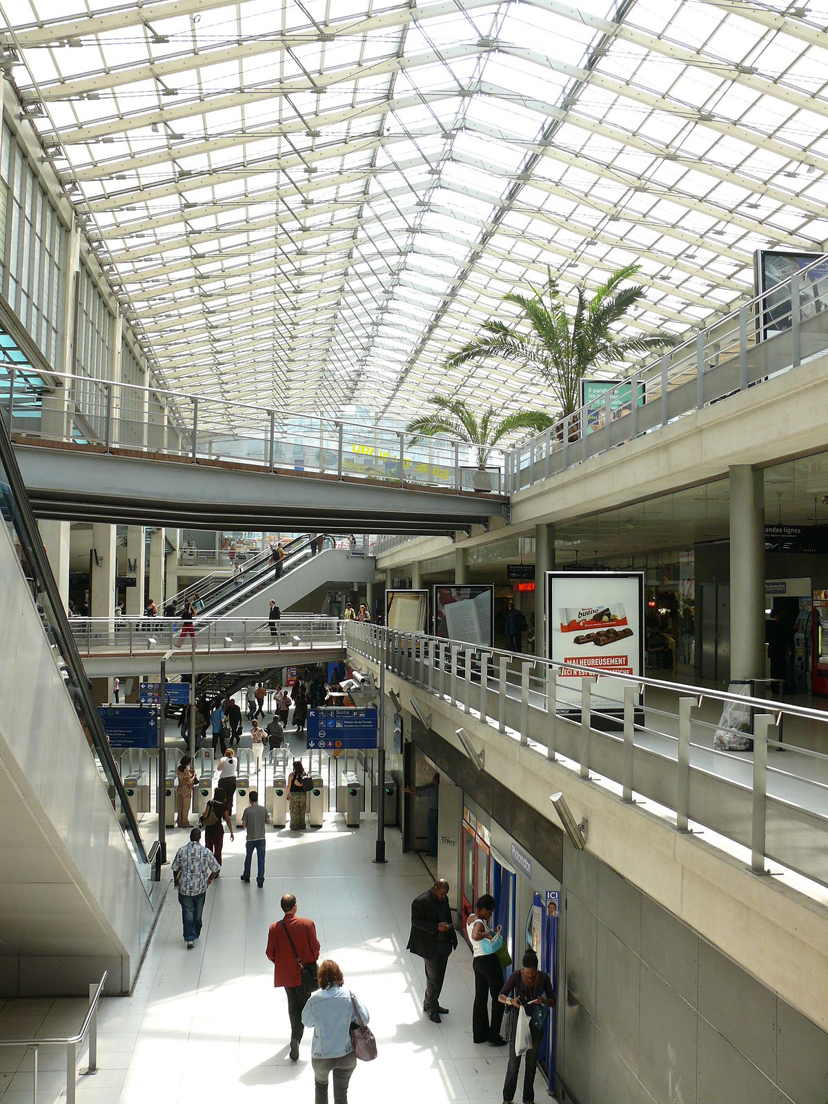 Le nouveau pôle d'échange banlieue, conçu par Jean-Marie Duthilleul,Étienne Tricaud, Daniel Claris