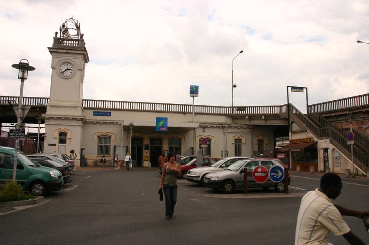 Le bâtiment de la gare. Entrée côté Condorcet