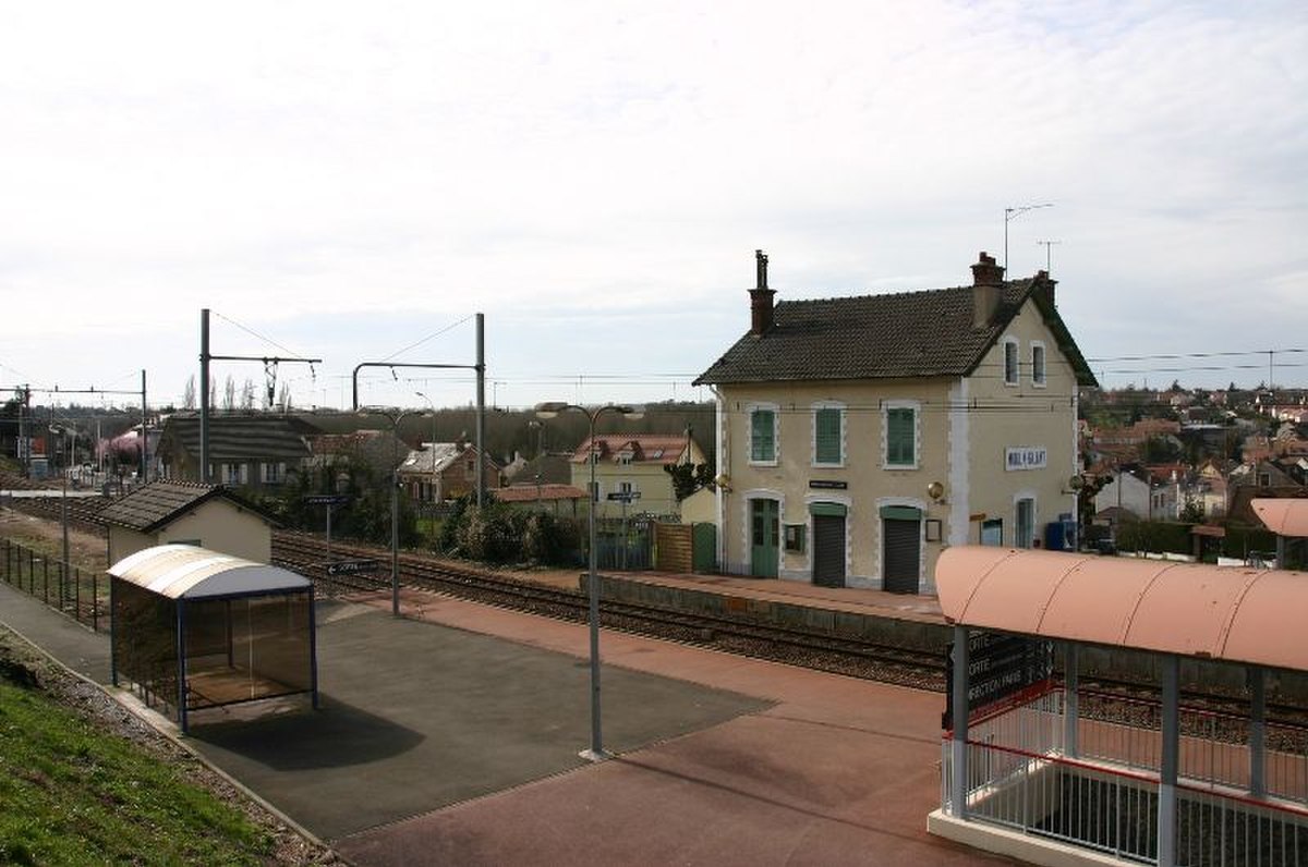 Le batiment voyageurs et les quais