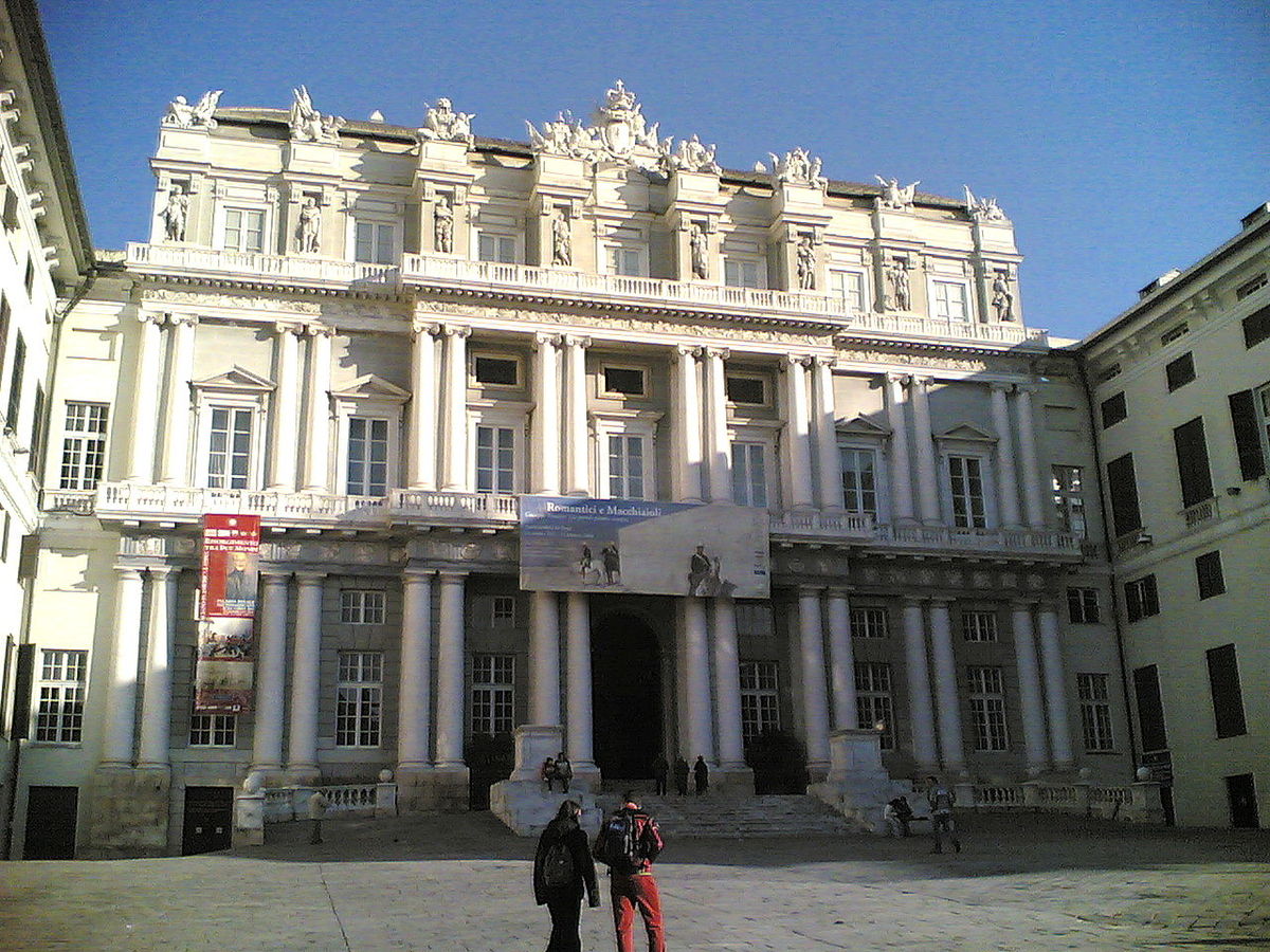 Façade sur la place Matteotti