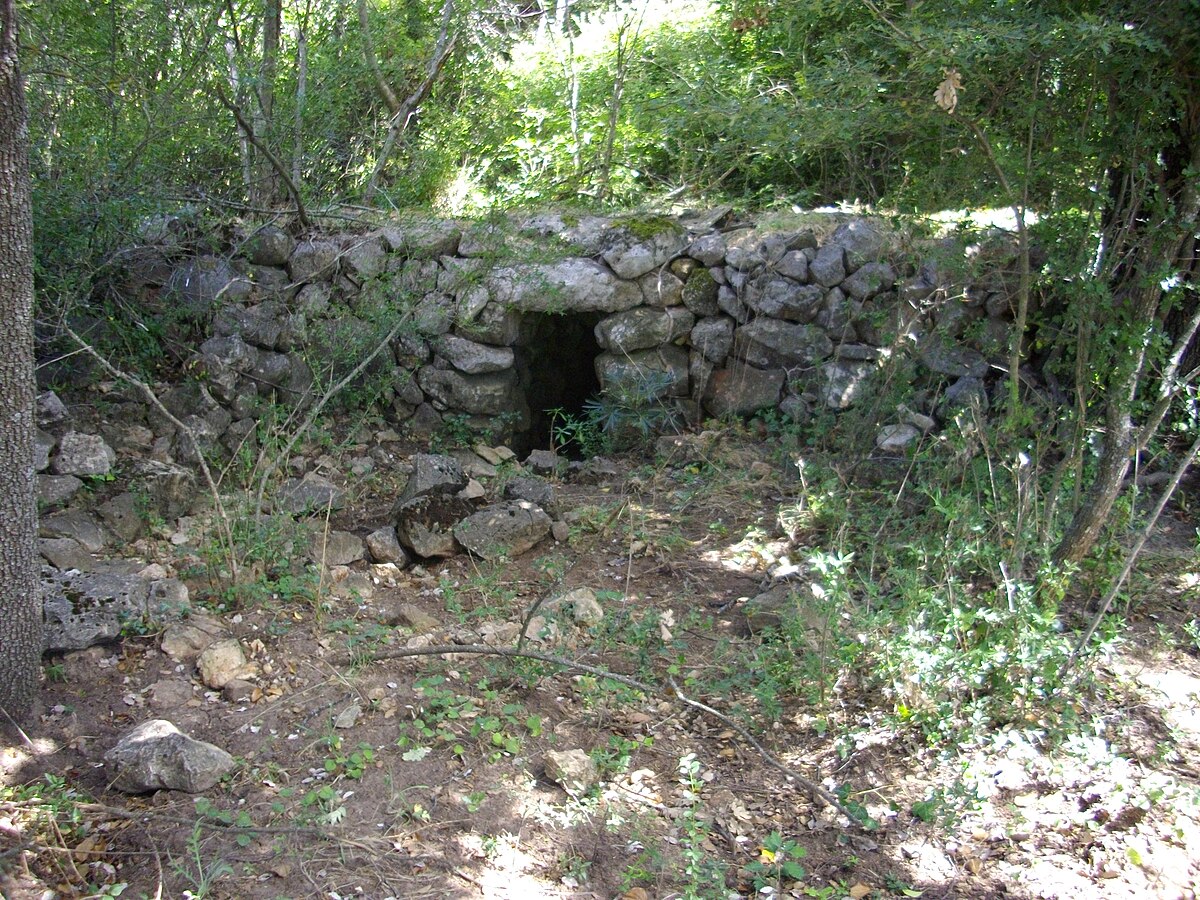 Glacière à l'intérieur d'un muret.jpg