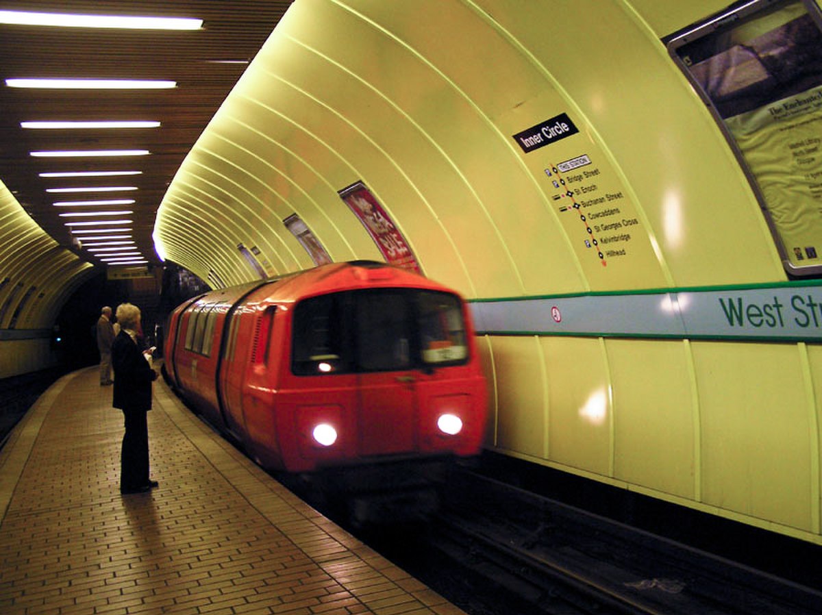 Un train «Orange mécanique» arrive en gare de West Street