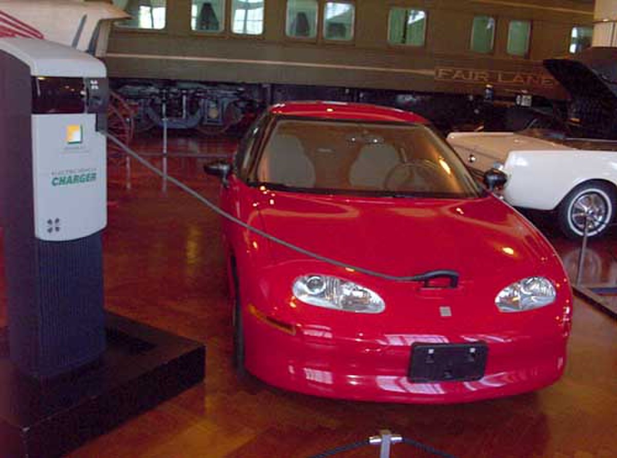 EV1 en position de recharge dans une station