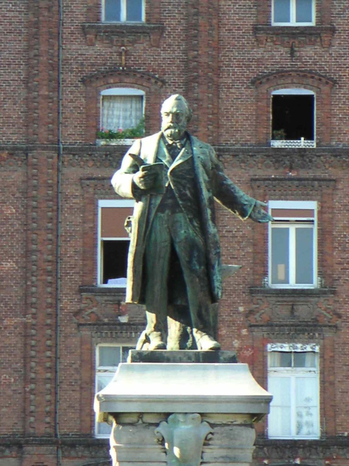 Statue de Jean-Baptiste André Godin dans le familistère