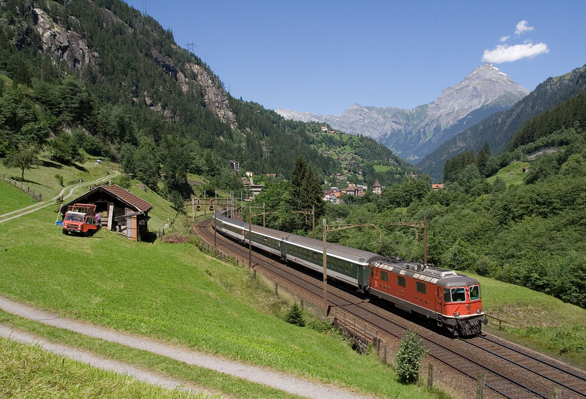InterRegio après Gurtnellen dans le Gothard.