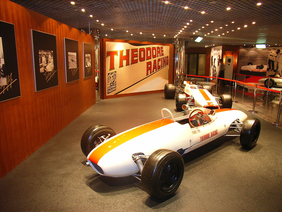 Theodore engagée par Teddy Yip à Macao