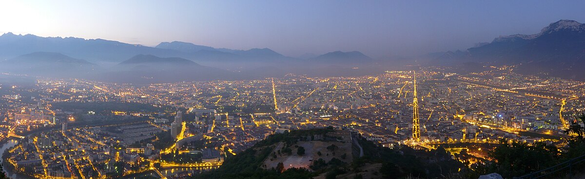 Grenoble de nuit by Matthieu Riegler.jpg