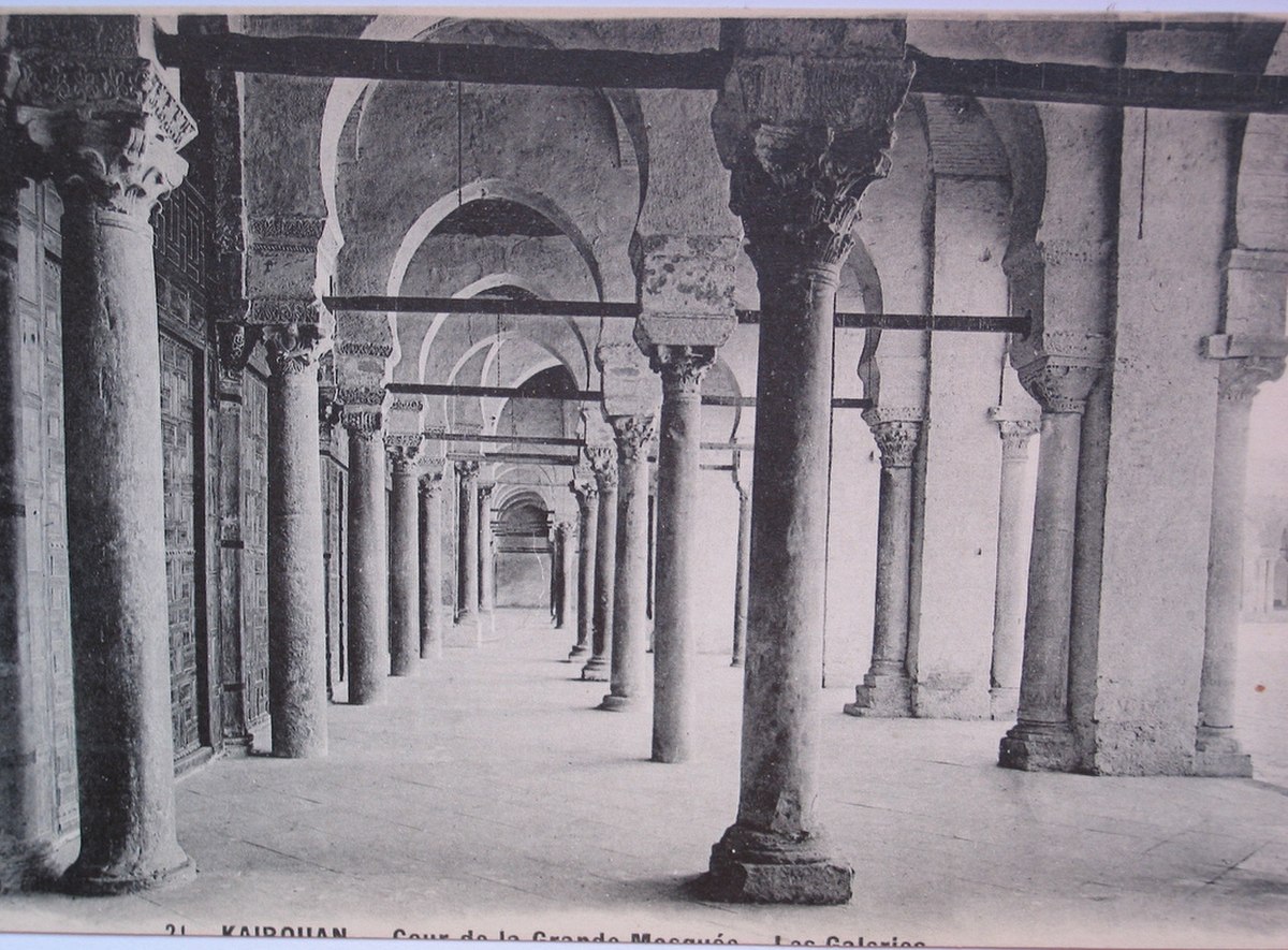 Carte postale d’époque montrant une galerie.