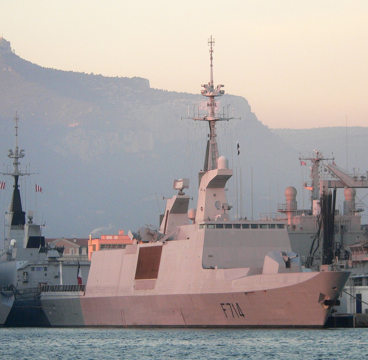 La frégate Guépratte dans le port de Toulon