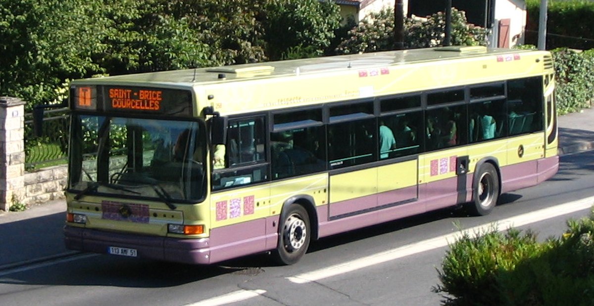 Autobus standard Heuliez GX 317 , à Reims, France