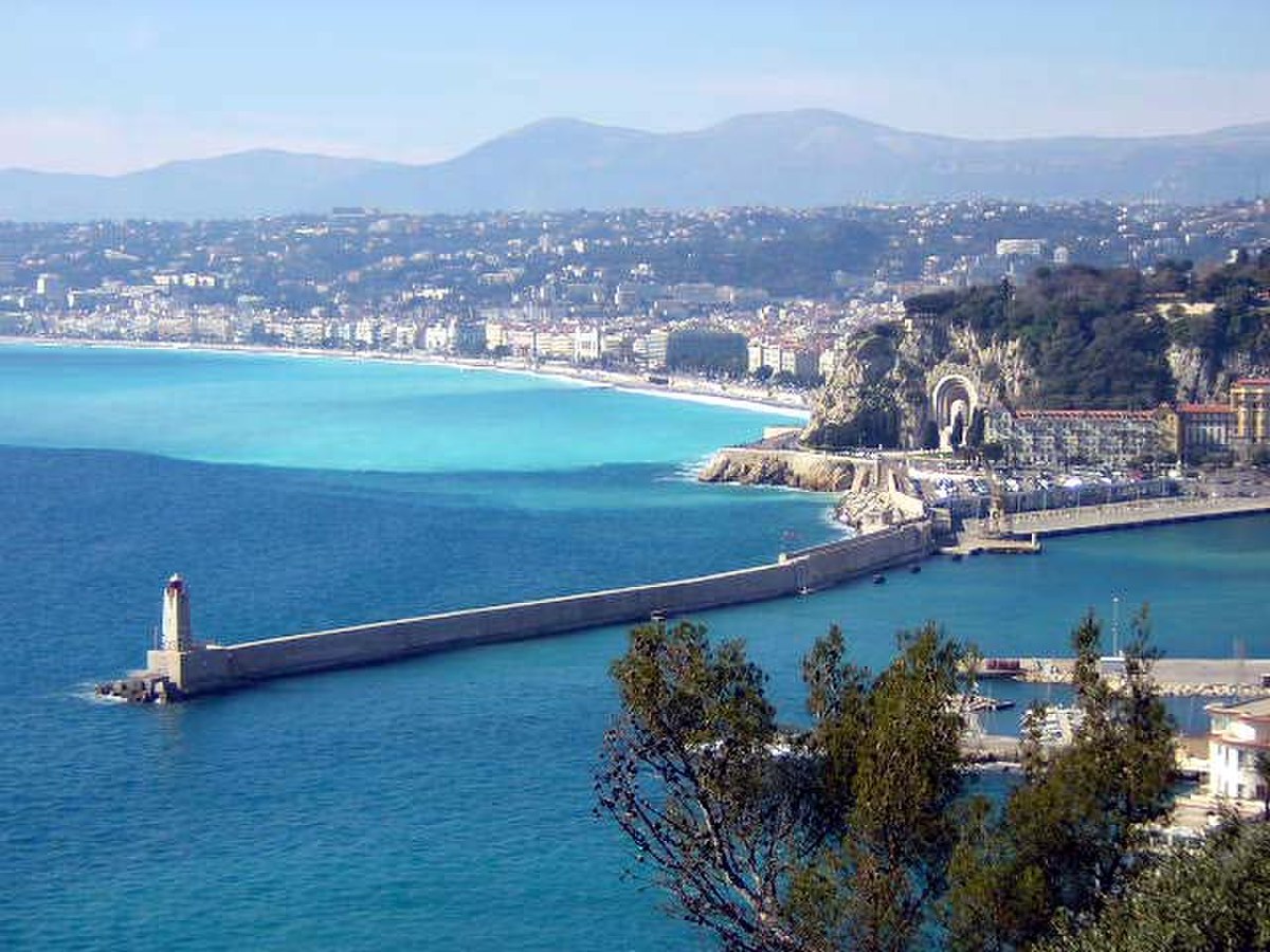 Exemple de côte urbanisée : Nice, France