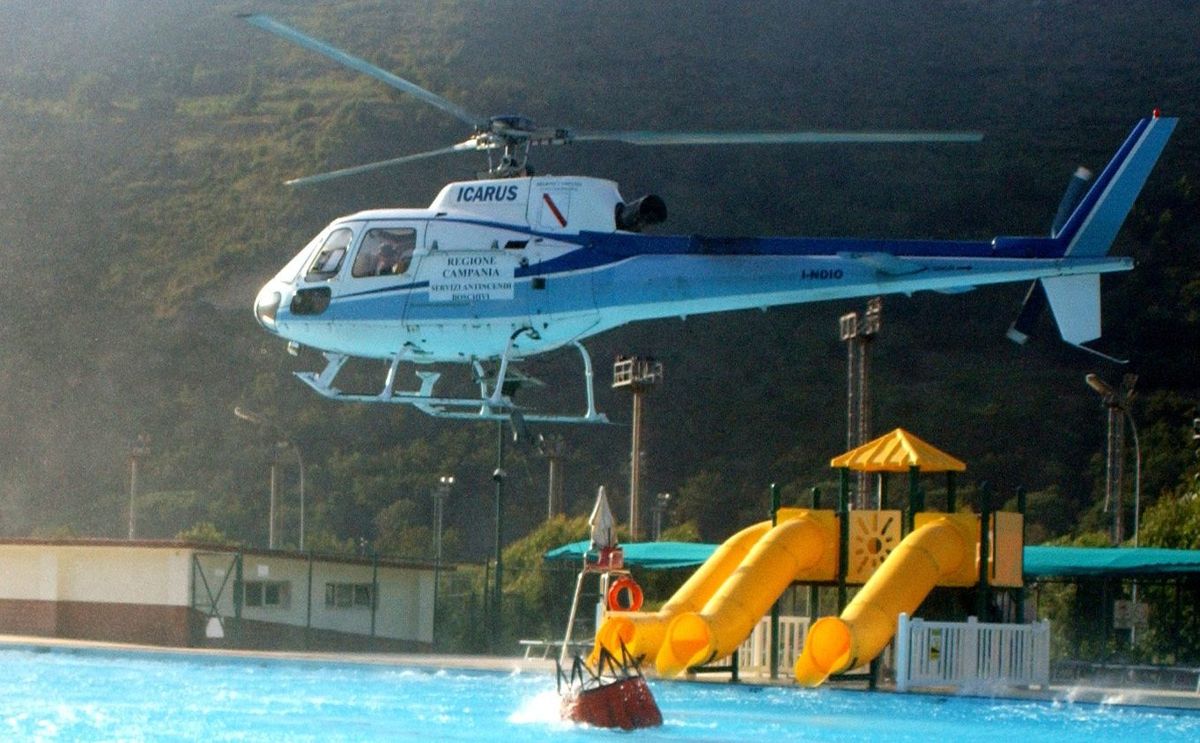 Hélicoptère bombardier d'eau