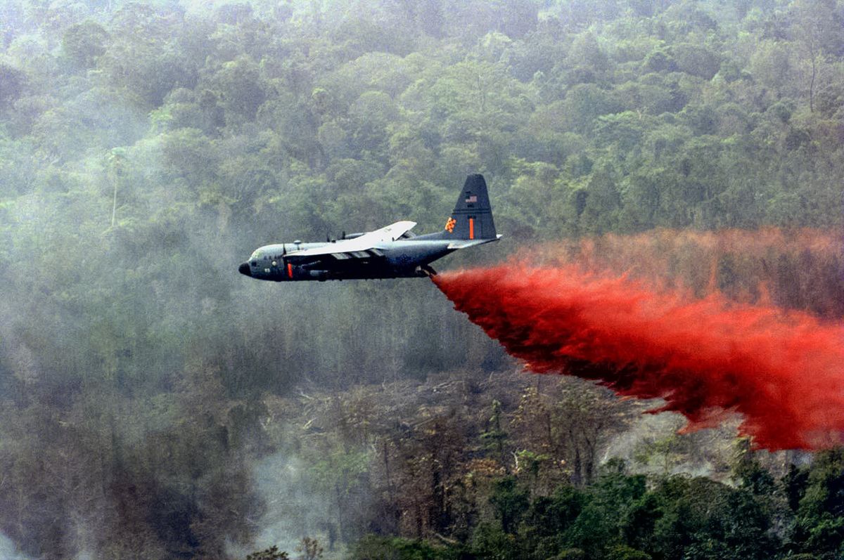 Avion bombardier d'eau