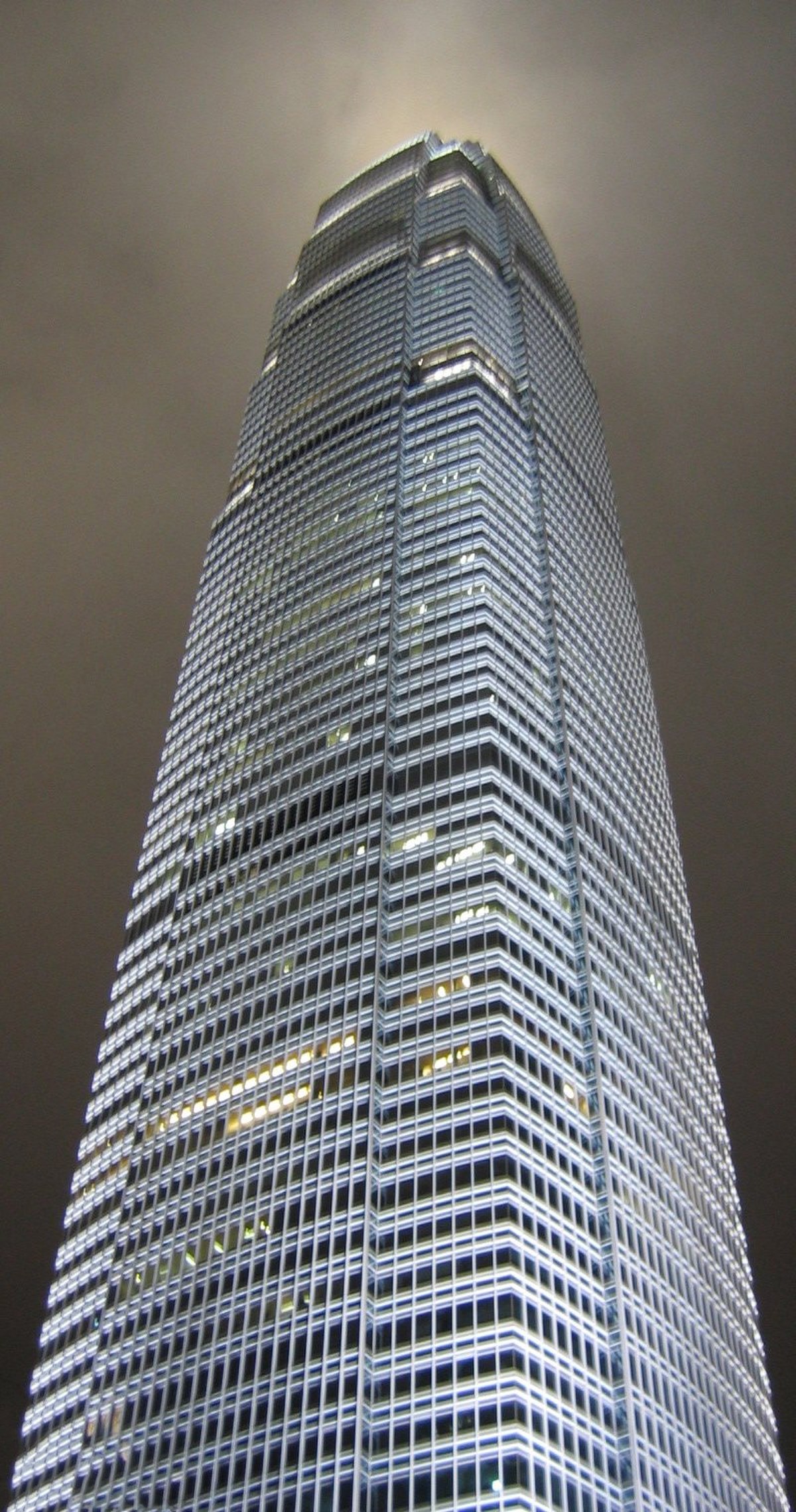 Le Two International Finance Center de 415 mètres