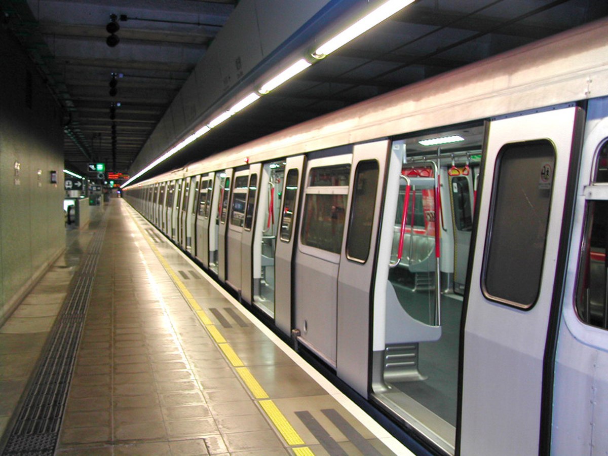 Un train prêt au départ de la station Chai Wan, terminus de la Ligne de l'île (Island Line).