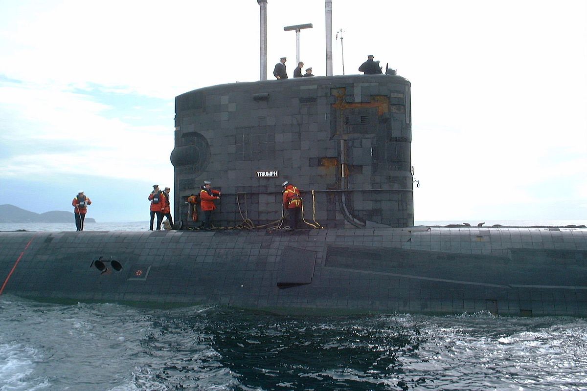 Le HMS Triumph en opérations de mouillage