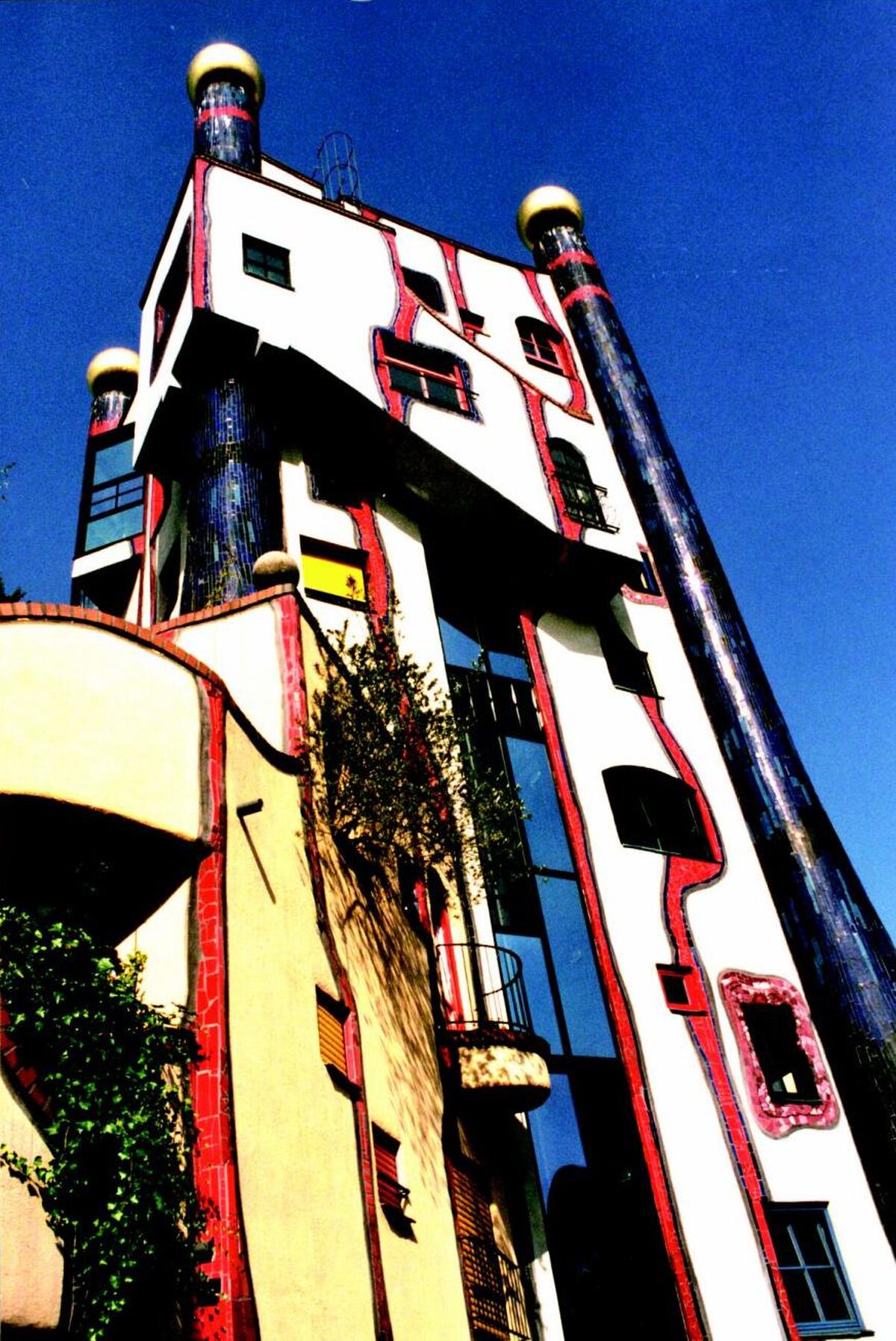 Hunderwasserhaus Plochingen.jpg