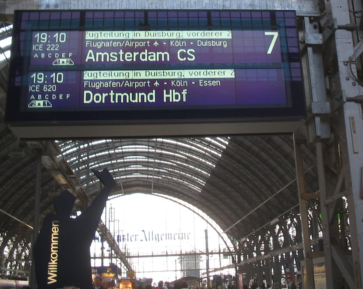 Affichage (ICE International) au départ de Francfort, avec ses destinations en antenne (cf photo plus haut, de rames NS-DB atelées). Les 2 bandes bleu-vert en haut indiquent la séparation à Duisburg