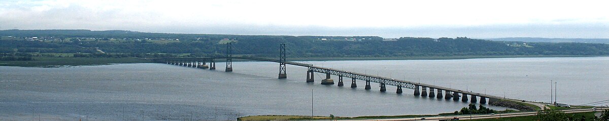 L'Île d'Orléans et son pont, vus depuis la chute Montmorency