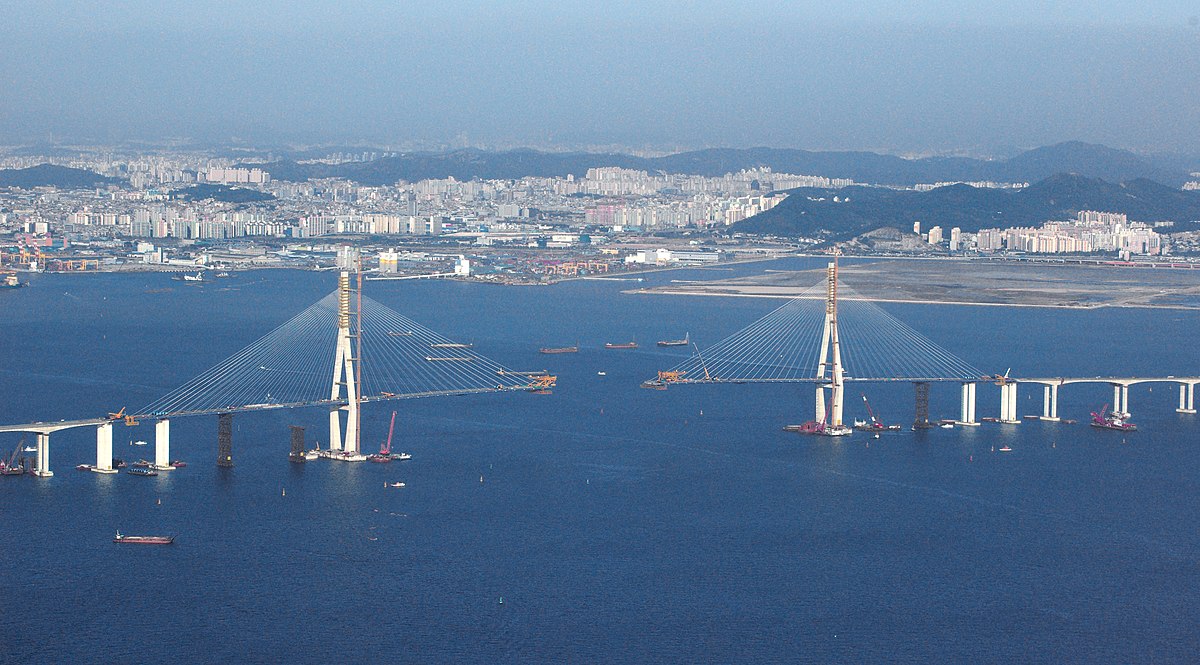 Incheon Bridge under construction.jpg