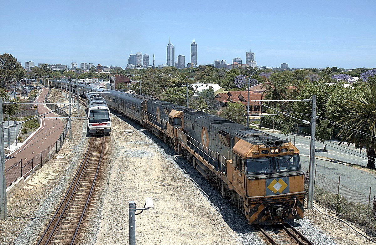 Indian Pacific train traversant la banlieue de Perth, 2005.