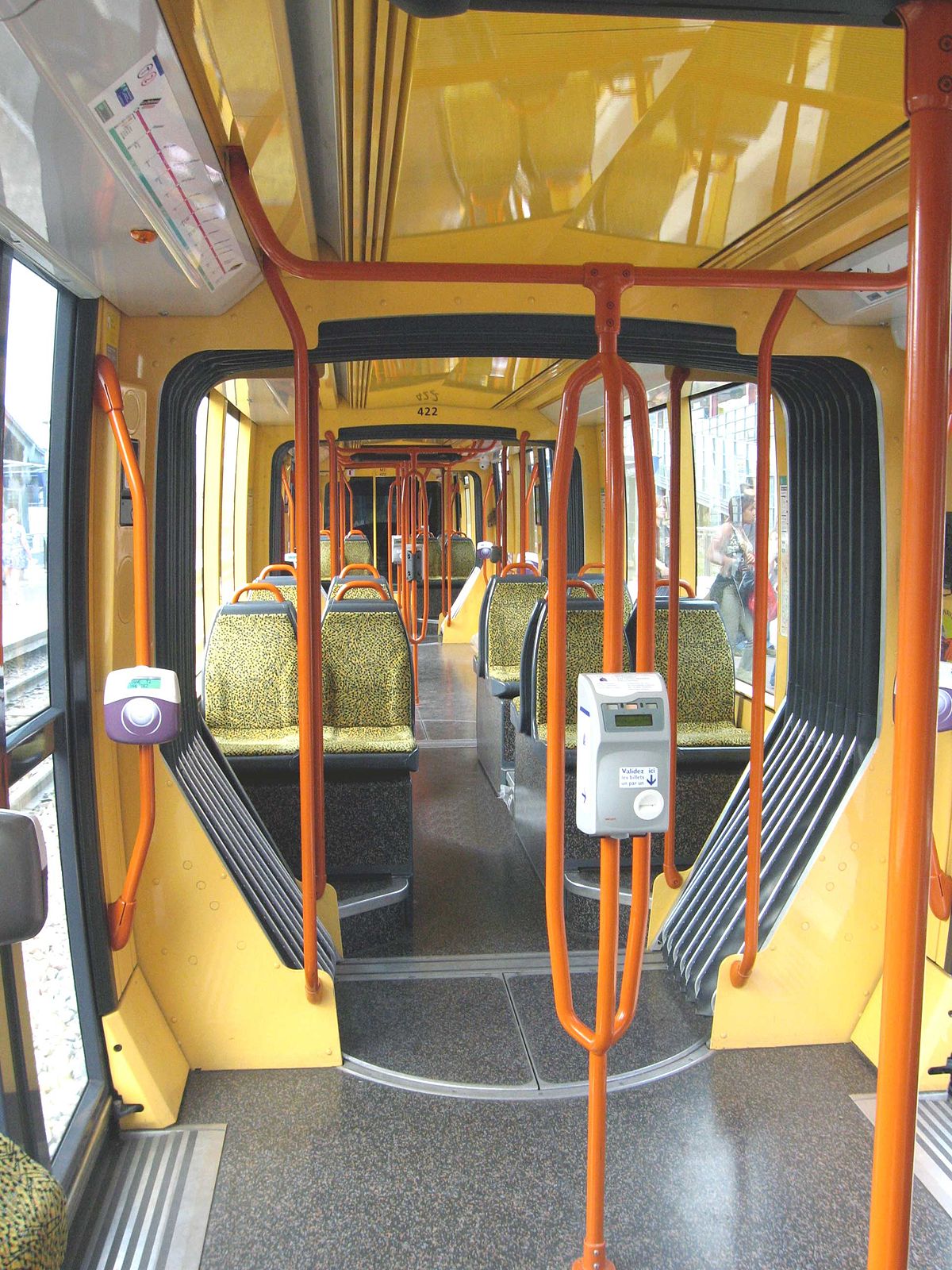 Intérieur d'une rame Citadis de la ligne T2 à Paris