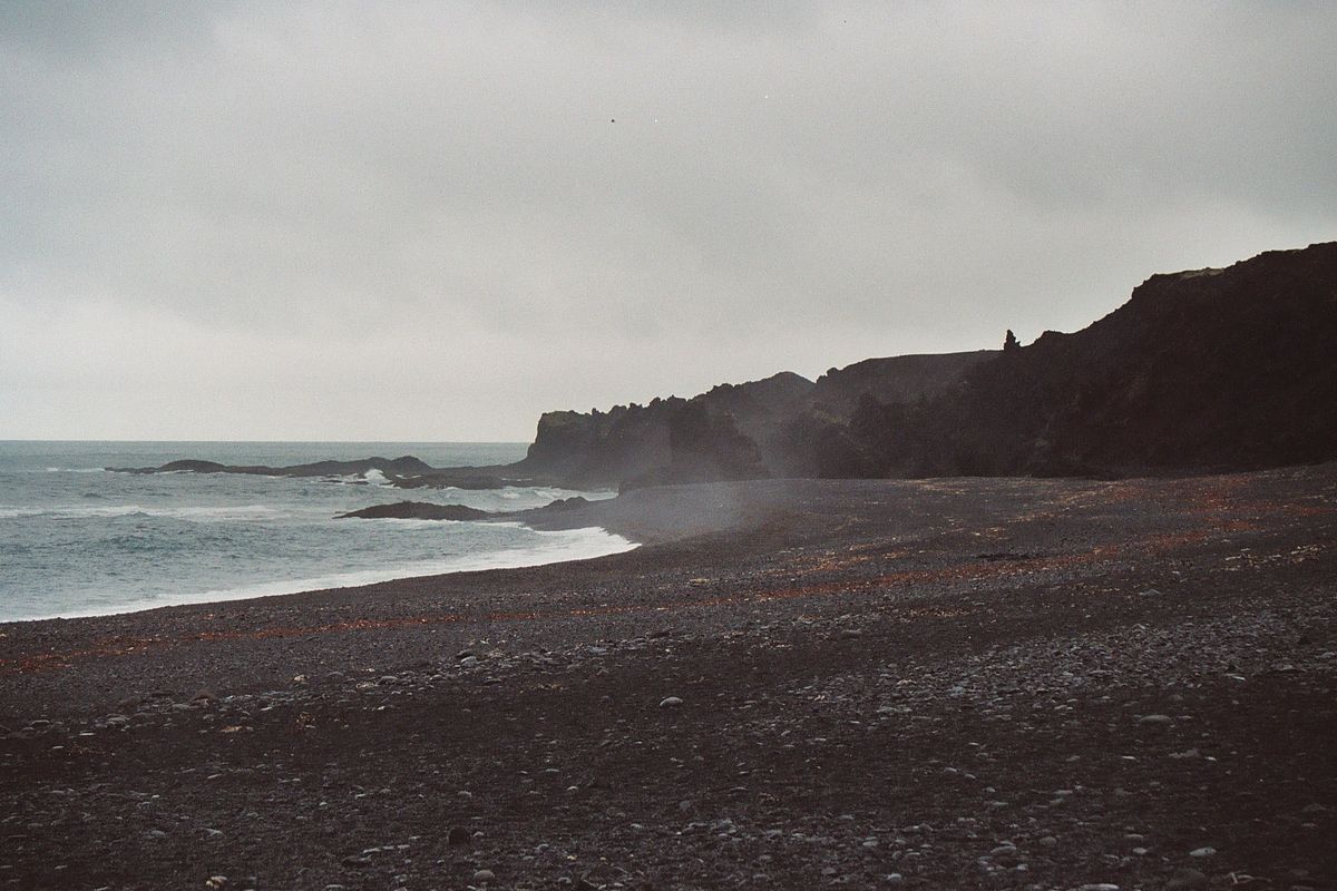 Plage de galet de Drítvik, en Islande
