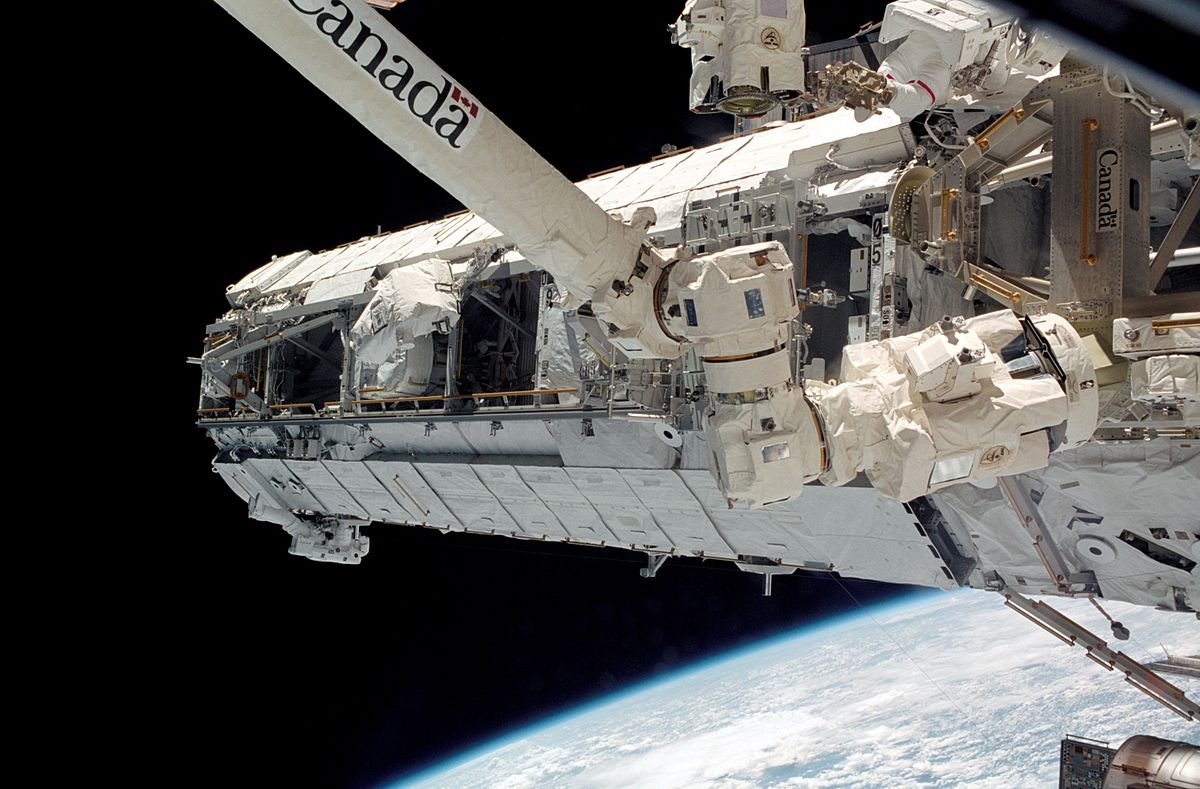 Poutre S1 en cours d'installation durant STS-112 (10 octobre 2002)