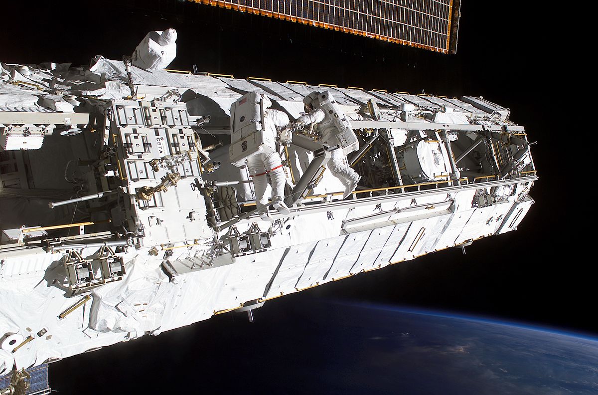 Poutre P1 en cours d'installation durant STS-113 (28 novembre 2002)