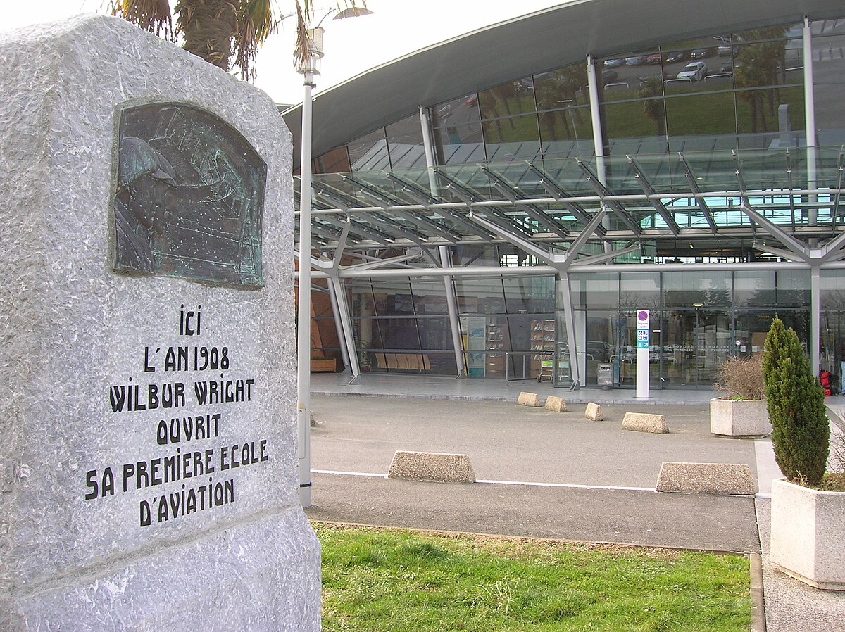 Première école de pilotage au monde, Pau