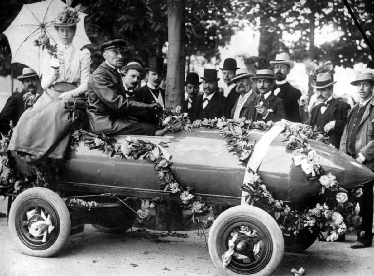 Camille Jenatzy auf der Siegesparade am 1. Mai 1899 in Achères nach der 100 km/h Rekordfahrt am 29. April 1899