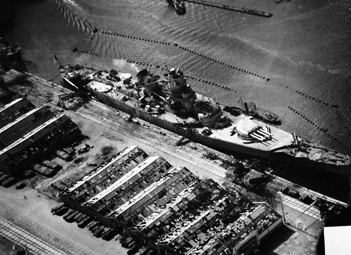 Le Jean Bart attaqué par des avions étatsuniens