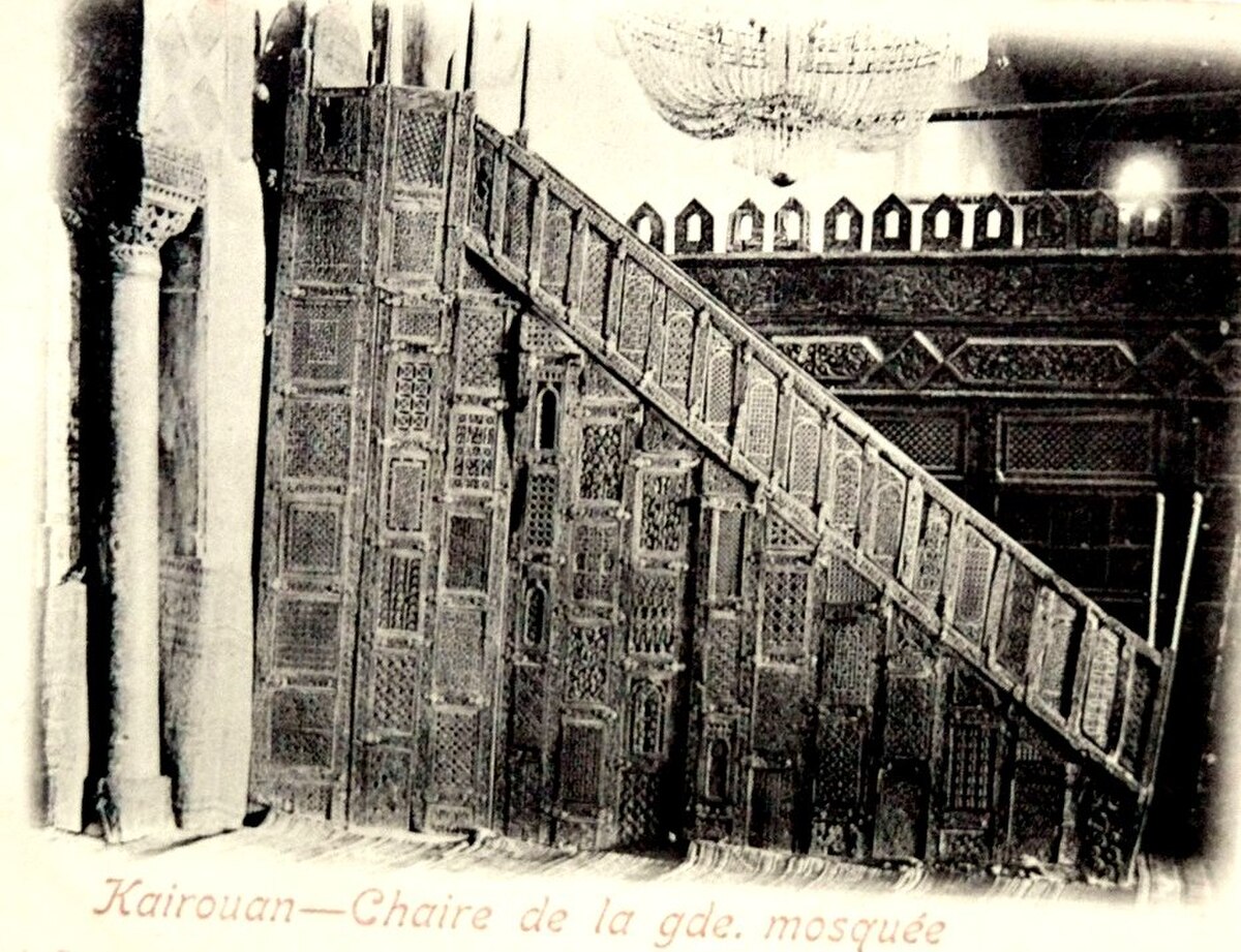 La maqsura en bois de cèdre sculpté.