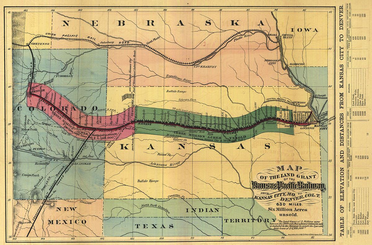 La ligne principale de l a Kansas Pacific sur une carte de 1869. La partie épaissit suivant la ligne indique l'étendu des terres concédées disponibles aux colons. A l'époque de cette carte, la ligne se prolonge seulement dans le Kansas occidental (en vert). L'extension vers le territoire du Colorado (en rouge) fut accomplie l'année suivante